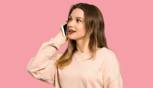 Teenagerka Růžovým Svetrem Který Udržuje Rozhovor Mobilním Telefonem Přes Izolované — Stock fotografie