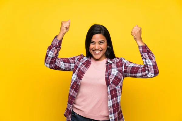 Giovane Ragazza Colombiana Sul Muro Giallo Che Celebra Una Vittoria — Foto Stock