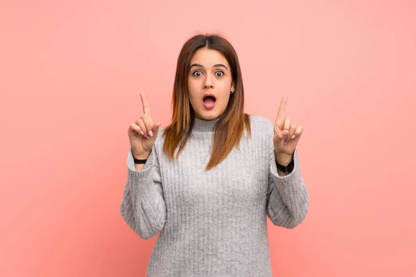 Mujer Joven Sobre Pared Rosa Sorprendida Señalando Hacia Arriba — Foto de Stock