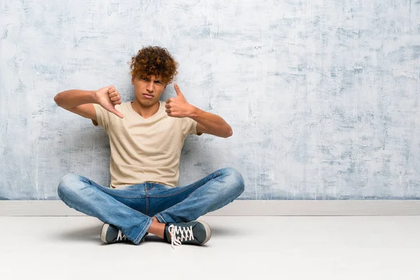 Junger Afrikanisch Amerikanischer Mann Sitzt Auf Dem Boden Und Macht — Stockfoto