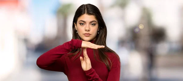 Ragazza Adolescente Con Dolcevita Che Tempo Fuori Gesto All Aperto — Foto Stock