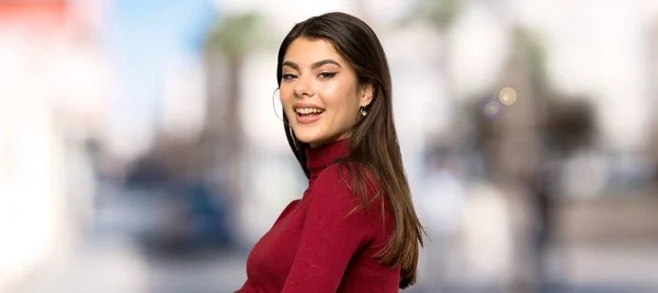 Teenager Girl Turtleneck Arms Crossed Looking Forward Outdoors — Stock Photo, Image