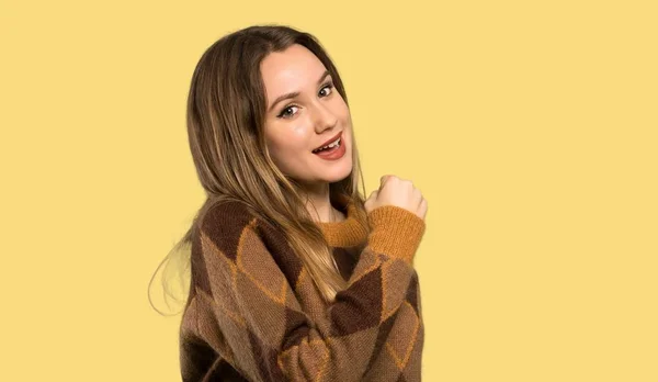 Adolescente Chica Con Suéter Marrón Sonriendo Mucho Sobre Aislado Fondo —  Fotos de Stock
