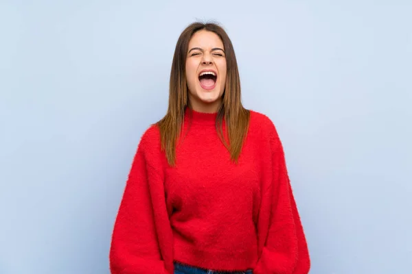 Jeune Femme Sur Mur Bleu Isolé Criant Avant Avec Bouche — Photo