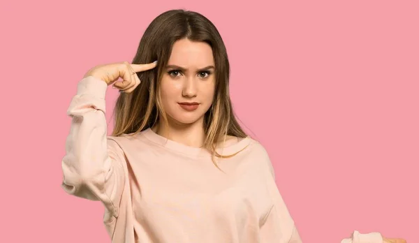 Teenager Mädchen Mit Rosa Pullover Macht Die Geste Des Wahnsinns — Stockfoto