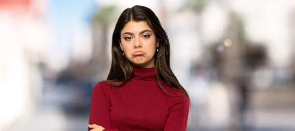 Teenager Mädchen Mit Rollkragen Mit Traurigem Und Deprimiertem Gesichtsausdruck Freien — Stockfoto