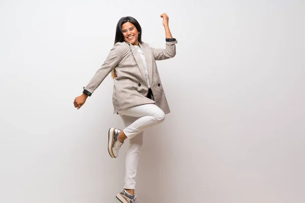 Unga colombianska flicka hoppar — Stockfoto