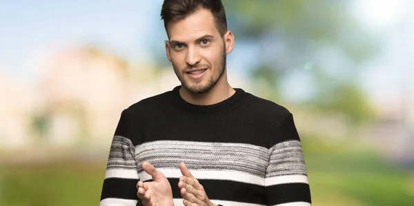 Bonito Homem Aplaudindo Após Apresentação Uma Conferência Livre — Fotografia de Stock