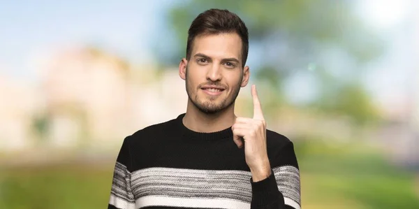 Hombre Guapo Mostrando Levantando Dedo Señal Mejor Aire Libre — Foto de Stock