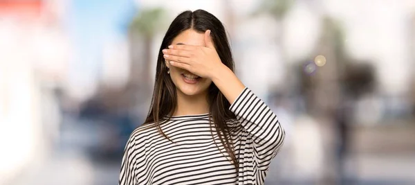 Çizgili Gömlek Ile Genç Kız Gözleri Tarafından Kaplayan Açık Havada — Stok fotoğraf