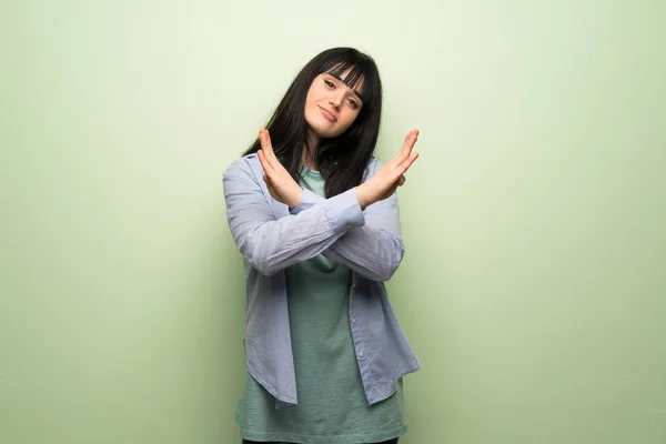 Young Woman Green Wall Making Gesture — Stock Photo, Image