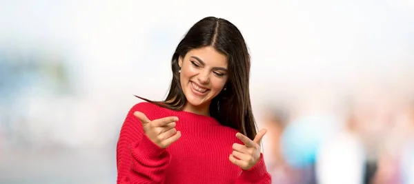 Teenager Mädchen Mit Rotem Pullover Der Nach Vorne Zeigt Und — Stockfoto