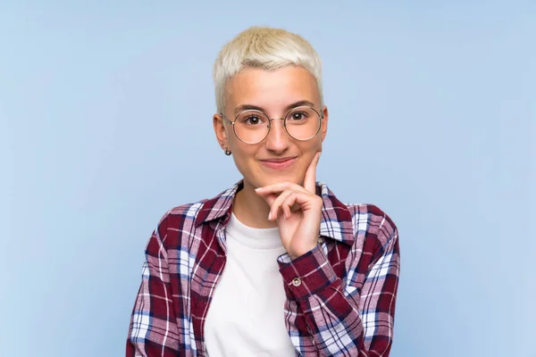 Adolescente Chica Con Pelo Corto Blanco Sobre Pared Azul Riendo —  Fotos de Stock