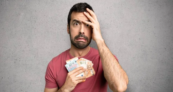 Hombre Tomando Montón Dinero Con Sorpresa Expresión Facial Impactada Sobre — Foto de Stock