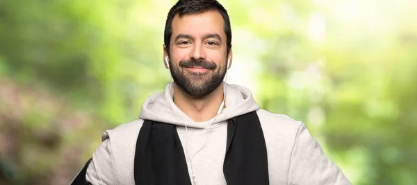 Esporte Homem Posando Com Braços Quadril Rindo Olhando Para Frente — Fotografia de Stock