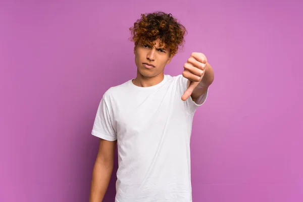 Joven Afroamericano Hombre Sobre Aislado Púrpura Pared Mostrando Pulgar Hacia — Foto de Stock