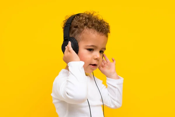 Niño Sobre Aislado Púrpura Fondo Escuchar Música —  Fotos de Stock