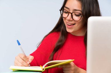 Bir masada okuyan mutlu genç öğrenci kız