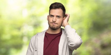 Bir parkta hayal kırıklığı ve anlayış bir ifade ile Sweatshirt ile adam