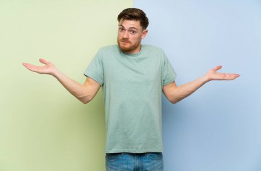 Renkli arka plan üzerinde Redhead adam yüz ifadesi karıştırmayın ile şüpheleri olan