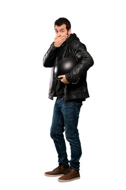 Bir motorcu adam ağzıyla kapsayan tam uzunlukta atış izole beyaz arka plan üzerinde eller