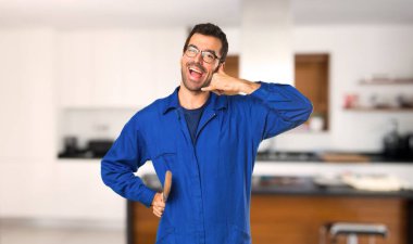 Ressam adam telefon jest yapıyor. Evde beni geri çağır