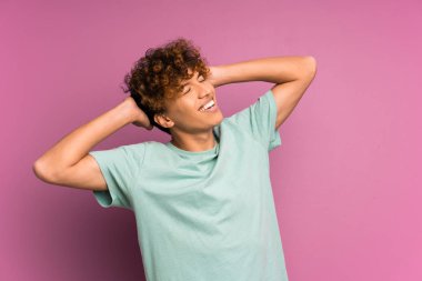 Izole mor duvar gülen üzerinde genç afrikalı Amerikalı adam