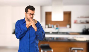 Ressam adam öksürük ile acı ve evde kötü hissediyor