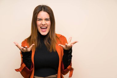 Ceket ile genç kadın mutsuz ve bir şey ile sinirli