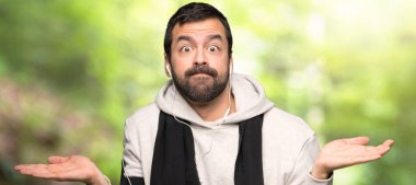 Bir parkta eller ve omuzlar yetiştirirken şüpheleri olan spor adam