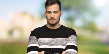 Açık havada yakışıklı adam portre