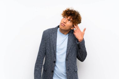 İntihar jesti yapma sorunları ile izole beyaz duvar üzerinde Moda afrikalı Amerikalı adam