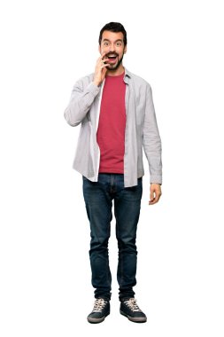 İzole beyaz arka plan üzerinde sürpriz ve şok yüz ifadesi ile sakal ile yakışıklı adam tam uzunlukta çekim