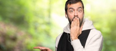 Spor adam bir parkta sürpriz bir yüz ile tarafına parmak işaret