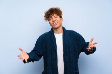 Genç Afro-Amerikan pijamalı adam gururlu ve kendinden memnun.