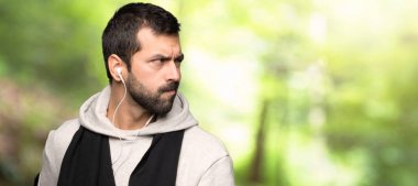 Spor adam bir parkta üzgün hissi