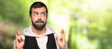 Parmaklar geçiş ve bir parkta en iyi isteyen spor adam