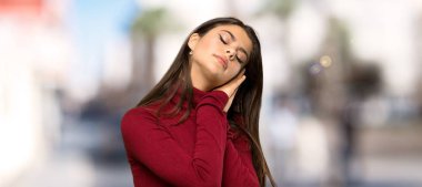 Balıkçı Leneck ile genç kız açık havada aşkım ifade uyku jest yapma