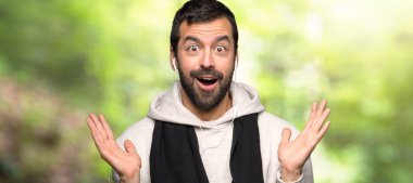 Bir parkta sürpriz ve şok yüz ifadesi ile spor adam