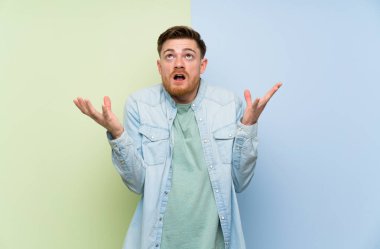 Renkli arka plan üzerinde Redhead adam kötü bir durum tarafından sinirli