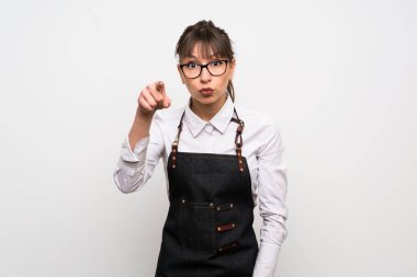 Önlüklü genç kadın şaşırdı ve önünü gösterdi.