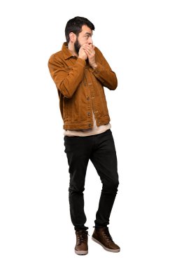 Ağız kapsayan ve tarafına izole beyaz arka plan üzerinde seyir sakallı yakışıklı adam