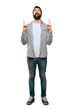 Şaşırttı ve izole beyaz arka plan üzerinde yukarıyı sakallı yakışıklı adam