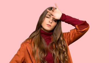 Yorgun ve hasta ifade izole pembe bir arka plan üzerinde paltoyla olan kadın