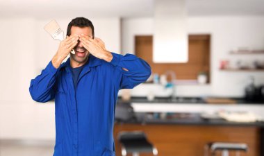 Ressam adam gözlerini elle saklıyor. Evde ne olduğunu görmek için şaşırdım.