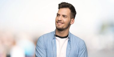 Yakışıklı adam mutlu ve açık havada gülümseyen