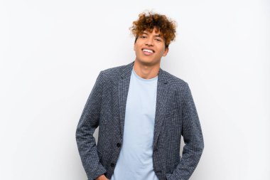 Izole beyaz duvar üzerinde Moda afro-amerikan adam gülüyor
