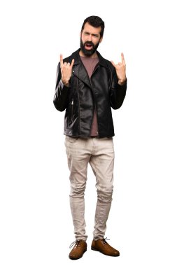 Rock jest yapma sakallı yakışıklı adam beyaz arka plan izole