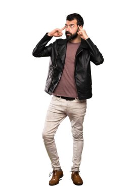 Şüpheleri ve izole beyaz arka plan üzerinde düşünme sakallı yakışıklı adam