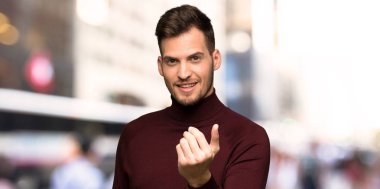 El ile gelmek için davet balıkçı yaka kazak ile adam. Şehre geldiğin için mutluyum.